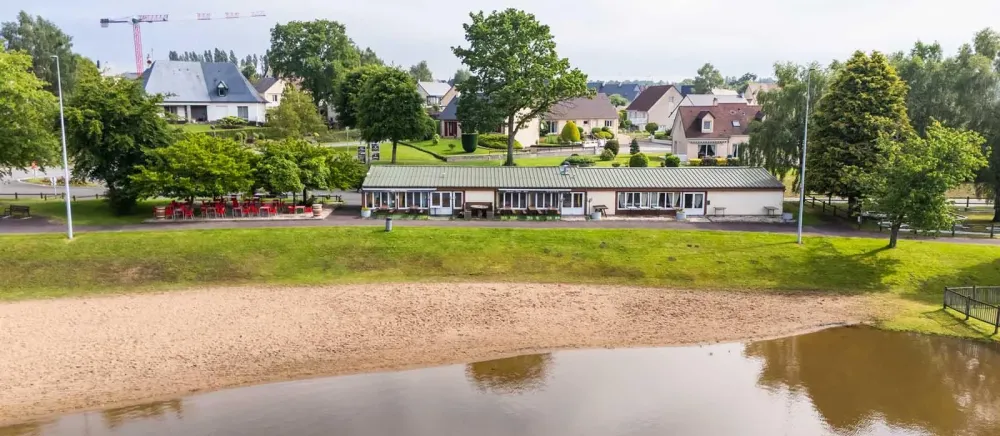 Restaurant au bord de l’eau à La Ferrière-aux-Étangs